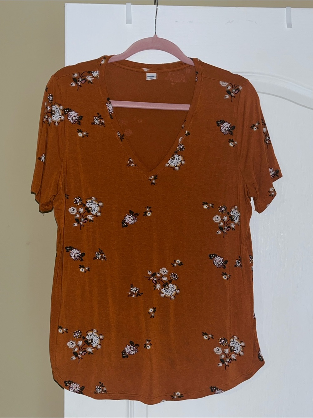 Old Navy Rust Floral V-Neck Short Sleeve Tee